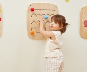 Lodër druri sensoriale VIGA Maze, tabelë manipulimi, 40 cm, shumëngjyrëshe