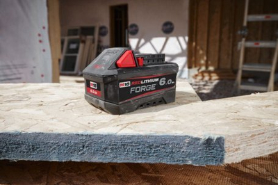 Set baterish me karikues Milwaukee FORGE M18, 2x 6.0Ah 18V, karikues i dyfishtë, i kuq e zi