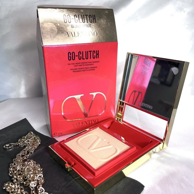 Çantë make up Valentino VLTN Go Clutch, pudër kompakte që mund t’i ndërrish brenda, me varëse zinxhiri, rozë