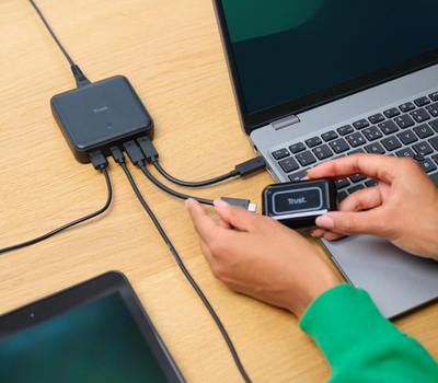 Adapter universal Trust Maxo, furnizim energjie 100W, për përdorim mrena, i zi