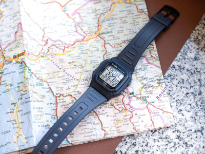 Orë digjitale Casio W800H 2A, mban ujë 100m, bateri 10 vjet, blu