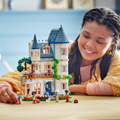 Lodër ndërtimi LEGO Friends Castle Bed and Breakfast 42638, set kreativ me 3 kate, për kalamaj 12+, shumëngjyrësh
