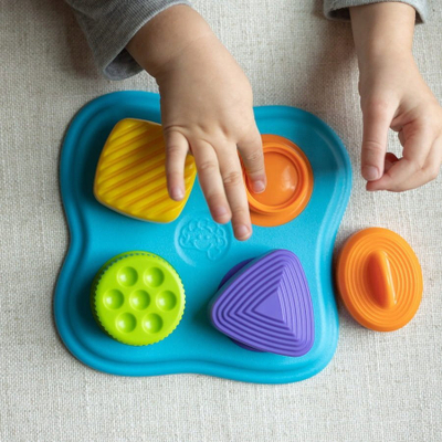 Lodër sensoriale Fat Brain Toys Lidzy, 18m+, me kapakë që rrotullohen, shumëngjyrëshe