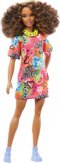 Kukull Barbie Fashionistas me flokë kaçurrel kafe, fustan Good Vibes, çizme lejla