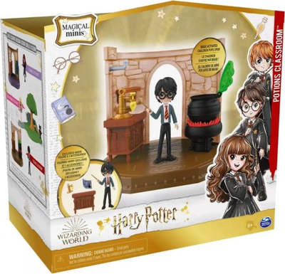 Set loje Wizarding World Magical Minis Klasa e Eliksireve, figurë Harry Potter 7 cm, aksesorë klase, shumëngjyrësh