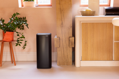 Kosh plehrash Brabantia Touch Bin, 30L, me kapak me prekje, matt i zi