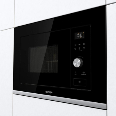 Furrë me mikrovalë e integruar Gorenje BMX201AG1BG, 20L, skarë, e zezë