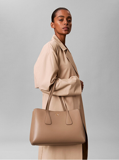 Çantë tote Calvin Klein Monogram Medium Work, për laptop, e zezë