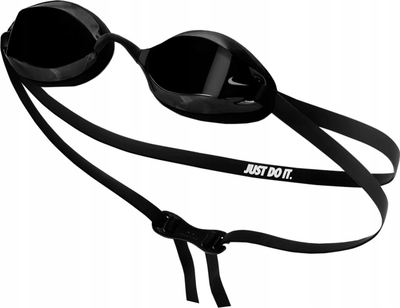 Syze noti Nike Legacy NESSD131-014 me lente të tymosme, me rrip të dyfishtë, të zeza
