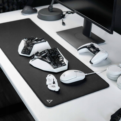 Подлога за глушец Deltahub Gaming Desk Mat, големина S, црна