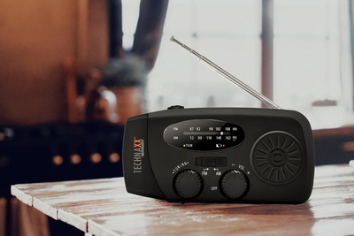 Radio portabël Technaxx TX-238, analoge edhe digjitale, me dinamo edhe panel diellor, e zezë