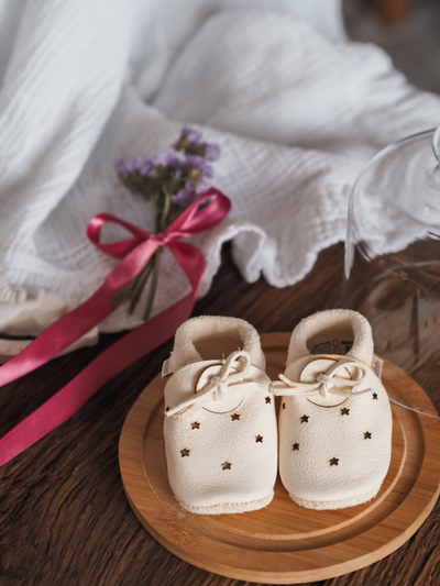 Çorape këpucë për bebe Baobaby Stars, lëkurë e butë, madhësia 2XS, të bardha