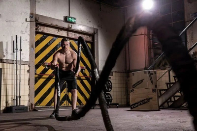 Litar battle rope Tunturi Pro, 10 metra, me mbulesë mbrojtëse, i zi