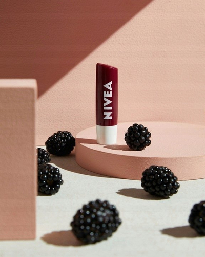 Balsam për buzë Nivea Blackberry Shine, me shkëlqim, 4.8g