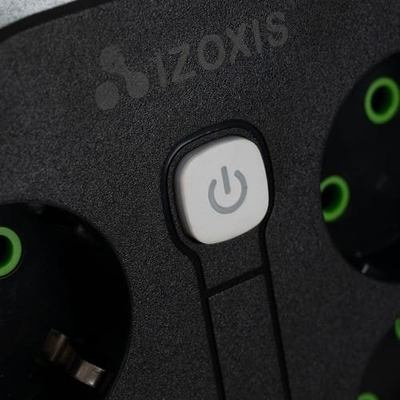 Shpizë zgjatuese Izoxis 24460, 8 presa, 4x USB, kabëll 2 m, e zezë