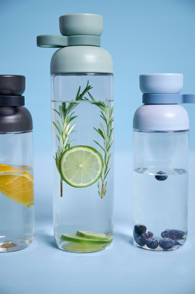 Шише за вода Mepal Vita, 900 ml, со два отвори, nordic sage транспарентно