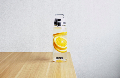 Shishe uji SIGG Total Color Transparent, 1L, Tritan, transparente