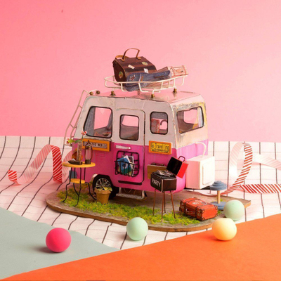 Set miniaturë 3D Robotime Happy Camper Campervan, shpi kukullash DIY, me LED, rozë
