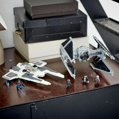 Set LEGO® Star Wars™ 75348 Mandalorian Fang-class fighter versus TIE Interceptor