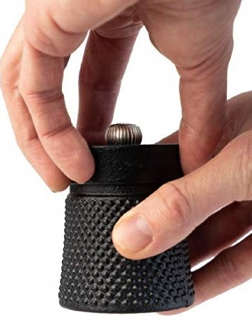 Mulli piper Peugeot Bali Fonte, 8 cm, prej gize, i zi