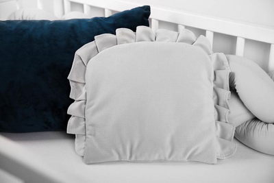 Jastëk bebesh Sensillo Velvet Frill, kadife, anti-alergjik, gri