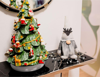 Figurinë zbukuruese Krishtlindjesh Saska Christmas, xhuxh 25 cm, poliester, gri me të bardhë
