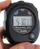 Kronometër digjital Meteor Stopwatch, mat 1/100 sekonde, i papërshkueshëm nga uji, ngjyrë e zezë