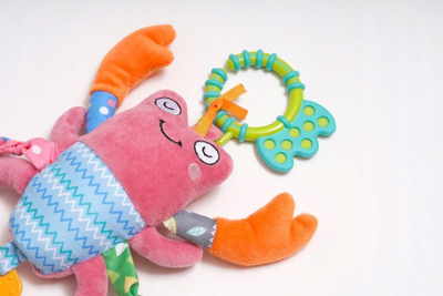 Плишана играчка за количка K's Kids Lobster, со клипса, со прстен за заби, шарена