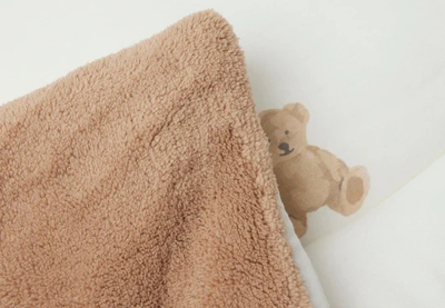 Shportë me shpuzë për gjumë për bebe Babynest, e kaftë/e bardhë