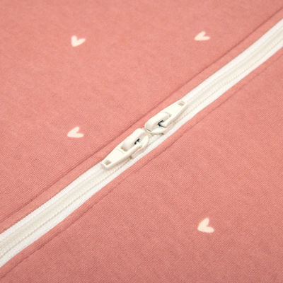 Thes gjumi për fëmijë Ergobaby On The Move Rose Hearts, 18-36 muaj, TOG 0.5, rozë