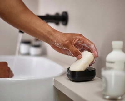 Pjatë sapuni Joseph Joseph Bathroom Slim Compact, bazë kundër rrëshqitjes, e zezë mat