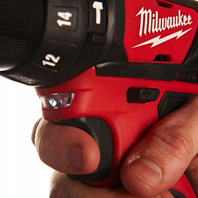 Sharrë goditëse pa kabllo Milwaukee M12 BPD, 12V, bateri 2.0Ah, e kuqe me të zezë