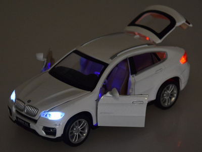 Makine lodër BMW X6, metal, shkallë 1:32, me dritë edhe zë, e bardhë