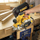 Rrafshus elektrik DeWalt D26500K, 240V, me kuti transporti, i verdhë