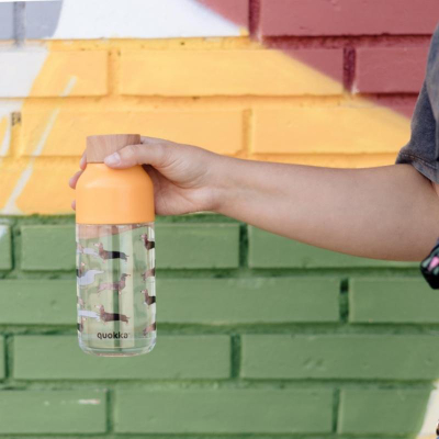Пластично шише Quokka Plastic Bottle Ice Dachshund, 570 ml, без BPA, повеќебојно