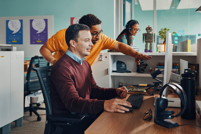 Kufje Bluetooth HP Poly Voyager Focus 2-M, Microsoft Teams, me bazë karikimi, të zeza