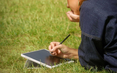 Куќиште со држач за Wacom MovinkPad 11, преклоплив постоље, црно