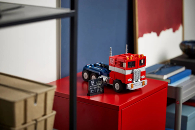 Set LEGO Icons Optimus Prime 10302, model koleksionues, transformues, shumëngjyrëshe