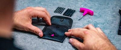 Set për ndreqje gomash tubeless Muc-Off Puncture Plug Repair Kit, me tapa rezervë, me çantë për mbajtje
