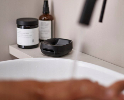 Pjatë sapuni Joseph Joseph Bathroom Slim Compact, bazë kundër rrëshqitjes, e zezë mat