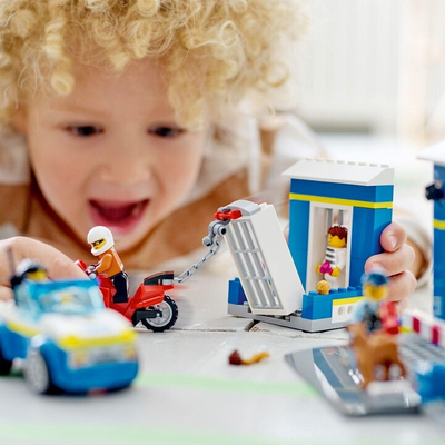 Set LEGO® City 60370 Police Station Chase, 172 pjesë