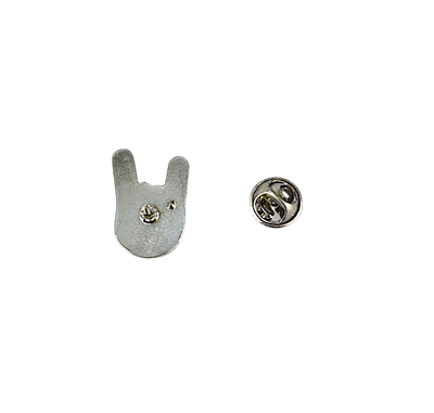 Pin Rezniqi – Dora Rock, metalik i ngjyrosur me të kuqe