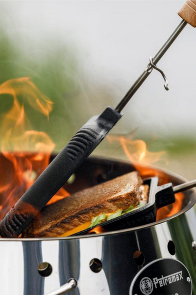 Vegël gatimi për kamp Petromax Sandwich Pie Iron, gize, doreza druri, 72 cm