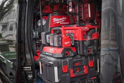 Karikues baterish Milwaukee M18 Packout PC6, 6 porta, karikim i shpejtë, i kuq