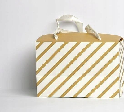 Kuti dhuratash Gilded Stripes Box S, 18 x 12 x 9 cm, me doreza, e bardhë me ari