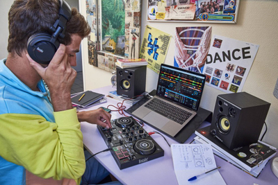 Set DJ Hercules Learning Kit MK2, kontrollues DJControl Inpulse 200 MK2, bokse DJMonitor 32, kufje HDP DJ60