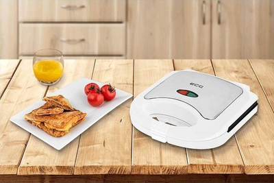 Aparat tosteri ECG S 3271, 750W, pllaka jo-ngjitëse, i bardhë