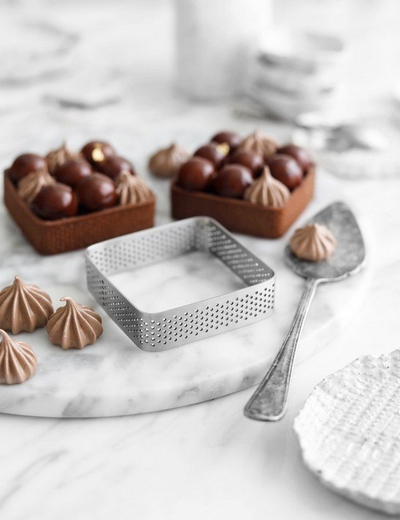 Formë pjekjeje katrore Patisse, 7 cm, çelik inox, e shpuar