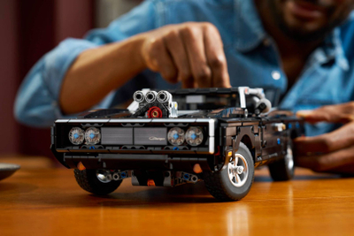 Set LEGO Technic Dodge Charger R/T 42231, 1516 pjesë, model makine, i zi