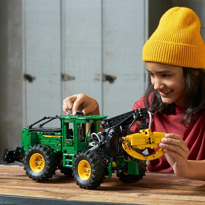 Set LEGO® Technic 42157 John Deere 948L-II Forestry Tractor